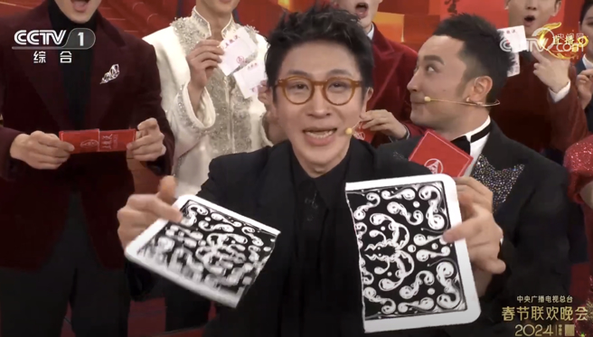 全场纷纷亮牌答案一致，主持人尼格买提却疑似答案对不上，转头向来宾求救，直到最后都没开牌。(图／CCTV春晚YouTube)