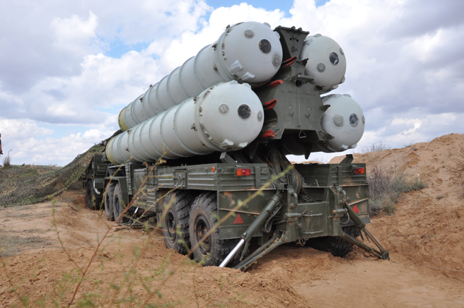 俄罗斯国防产品出口公司（Rosoboronexport）的负责人明确否认了最后2套S-400团级系统可能会延后的传闻。（Rostec）