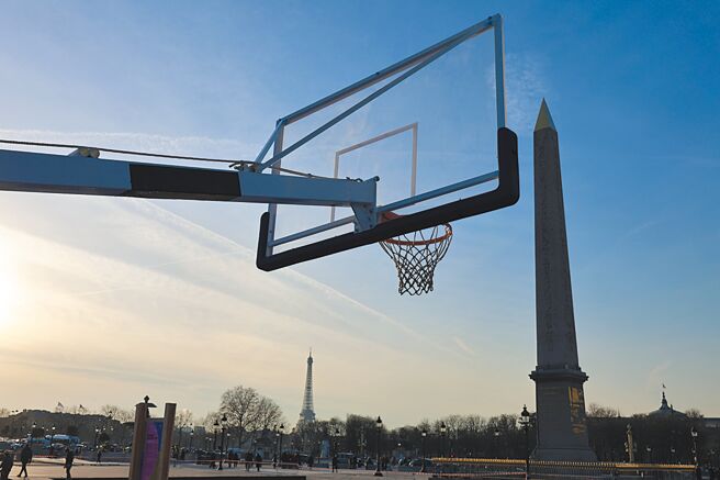巴黎奧運三對三籃球、滑板及霹靂舞等新興項目，會在協和廣場進行，現在已經有架設籃球場。（體育署提供）