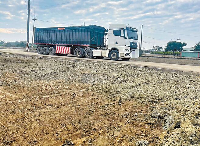 彰化縣警局北斗警分局成功派出所日前查獲俗稱「大牛」的聯結曳引車載運棄土至農田濫倒，肥沃良田成了棄土天堂。（警方提供／孫英哲彰化傳真）