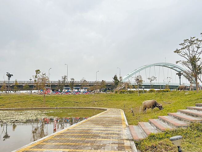 屏东潮州铁道园区在春节前夕营运满周年，总计入园人数达45万人次，比预期高出许多，林姓BOT业者为回馈游客，准备1万份奖品将于过年期间供游客抽。（谢佳潾摄）