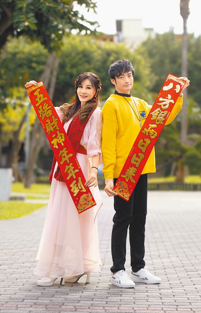 龍千玉（左）和葉諾帆過年期間仍不鬆懈，兩人先向讀者拜年。（羅永銘攝）