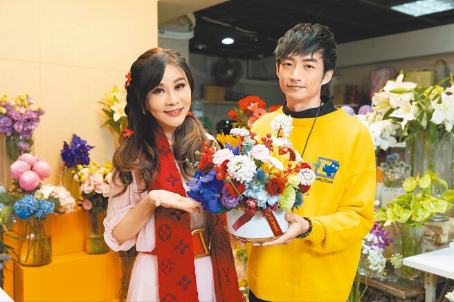 龍千玉（左）日前約同門師弟葉諾帆一起插花，開心迎接年節假期。（羅永銘攝）