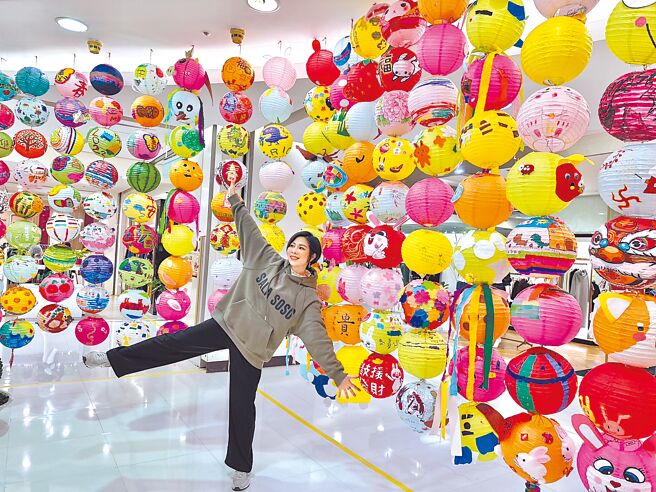 新竹大远百近500个创意花灯，打造出充满年节气氛的彩绘灯笼展。（远百提供）