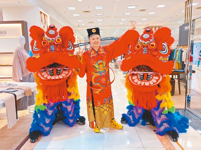 远百板桥中山初一到初五，天天送环台天后平安符。（远百提供）