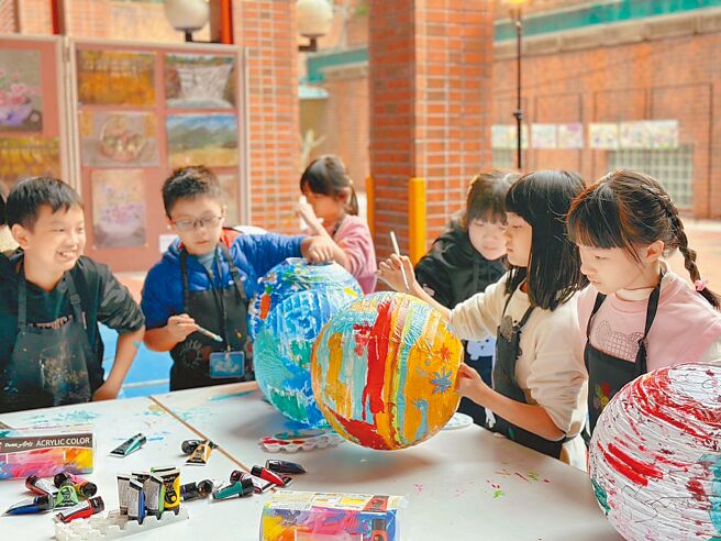 新光三越台北信义新天地2024登龙呈祥彩灯展，2月24日元宵节也将推出亲子手作课程。（新光三越提供）