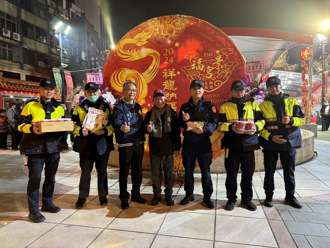 除夕夜頂寒風細雨值勤 桃園景福宮送暖慰勞員警