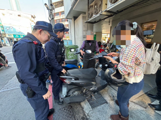 機車中柱卡溝蓋超尷尬 警方「拔蘿蔔」成功救援