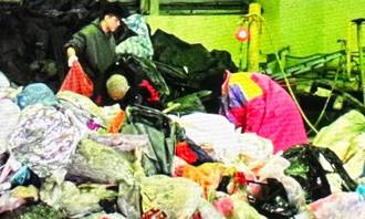 黃金、鑽戒當垃圾丟 差點焚化！忍惡臭狂翻1小時找到了