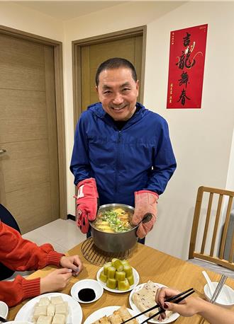警探變大廚！侯友宜下廚年夜飯 解惑「幸福煲湯」有什麼