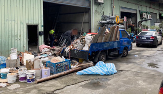 偷窃小货车装载废弃物 清运前遭警逮捕