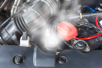 菜鳥駕駛首次上路就「踩爆水箱」狂冒煙 像開蒸汽小火車