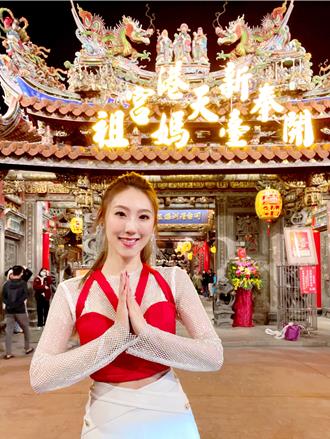 謝金晶新港奉天宮「搶頭香」 自曝小年夜赴墓園陪豬哥亮圍爐