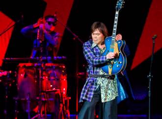 伍佰招牌長髮藏起來 拜年自拍帥到差點認不出