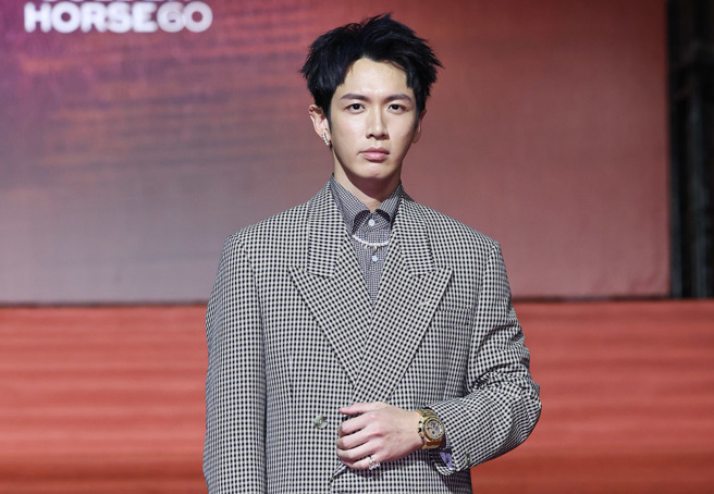 柯震東除夕夜曬出與家人一同觀看自己主演的新劇《愛愛內含光》。（圖／中時資料照）