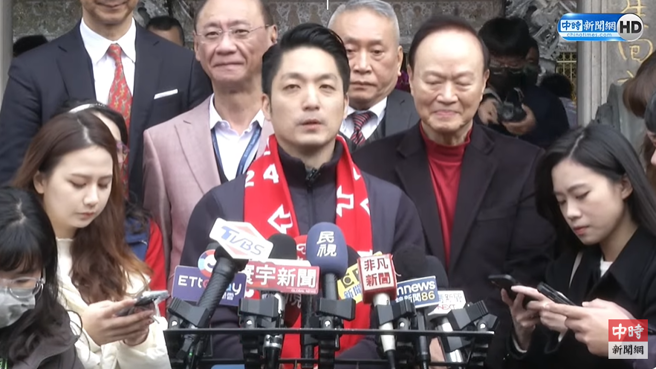 蔣萬安年初一到萬華龍山寺。（圖取自中時YT）