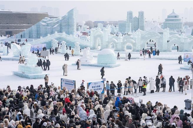 哈尔滨今年旅游热潮下，光是2024年元旦三天假期，就接待游客超过304万人次、达到歷史高峰。（新华社）
