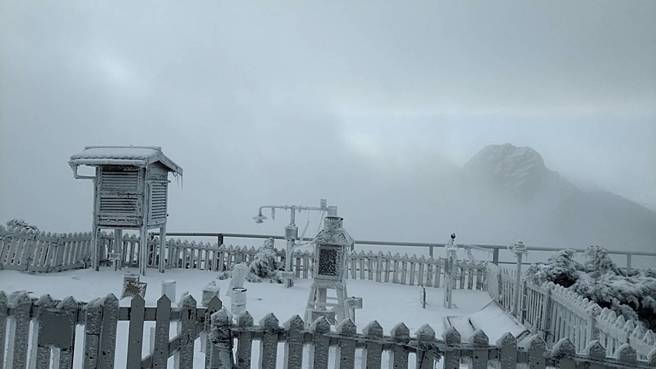 氣象器材全都結冰。(氣象署提供)