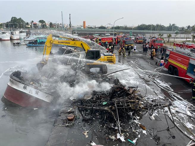 消防人员全力扑灭火势。（翻摄照片／洪靖宜屏东传真）