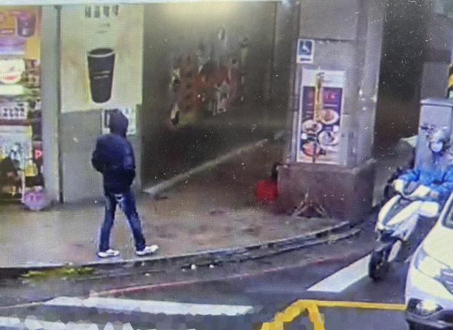 警方获报后，短短8小时就在桃园大溪与大溪员警一同缉获刘姓抢匪。（翻摄画面）