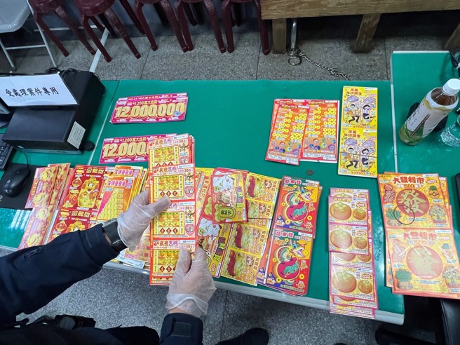 警方获报后，短短8小时就在桃园大溪与大溪员警一同缉获刘姓抢匪。（图／警方提供）