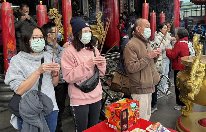 大年初一，不少民眾前往寺庙参香祈福，希望新的一年平安健康。（姚志平摄）