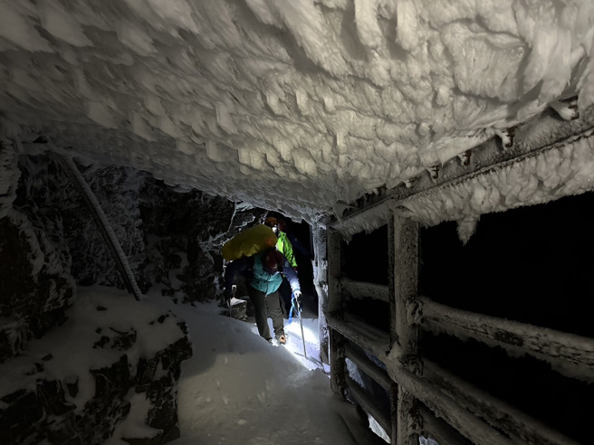 大年初一2月10日1名来自北部约30岁徐姓男子，和3名山友从玉山国家公园塔塔加登山口入山挑战「南二段」，在玉山风口（地名）下切八通关路段时，不慎摔落深谷身亡。（翻摄画面）