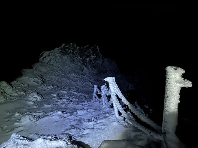 大年初一2月10日1名来自北部约30岁徐姓男子，和3名山友从玉山国家公园塔塔加登山口入山挑战「南二段」，在玉山风口（地名）下切八通关路段时，不慎摔落深谷身亡。（翻摄画面）