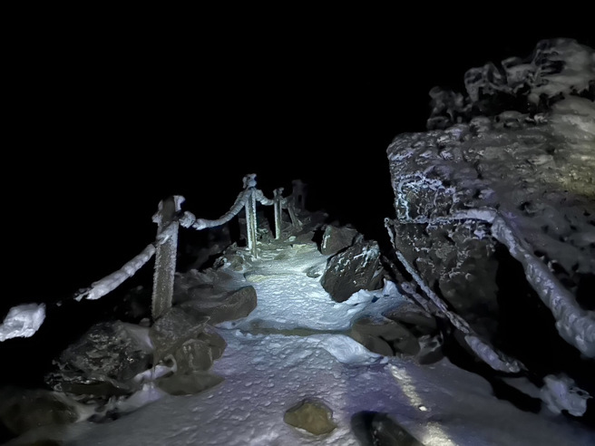 大年初一2月10日1名来自北部约30岁徐姓男子，和3名山友从玉山国家公园塔塔加登山口入山挑战「南二段」，在玉山风口（地名）下切八通关路段时，不慎摔落深谷身亡。（翻摄画面）