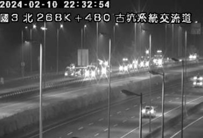 今10日晚间22时许，国道3号南向269.2公里处古坑系统交流道发生一起事故。（翻摄画面）