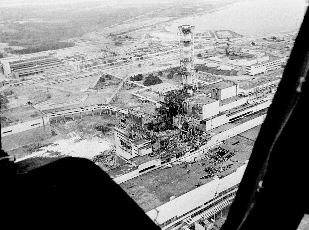 1986年4月26日車諾比核電廠大爆炸，釋放出大量放射性物質。此為當時的空拍畫面。（資料照／美聯社）