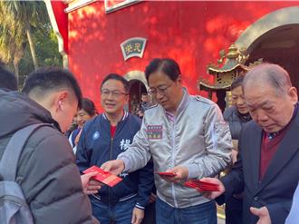 张善政初二跑10庙宇参香 民眾热情领福袋添喜气