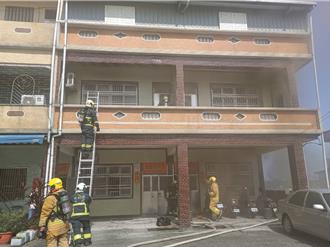 宜蘭民宅竄濃煙半側燒毀 1女困陽台救援畫面曝