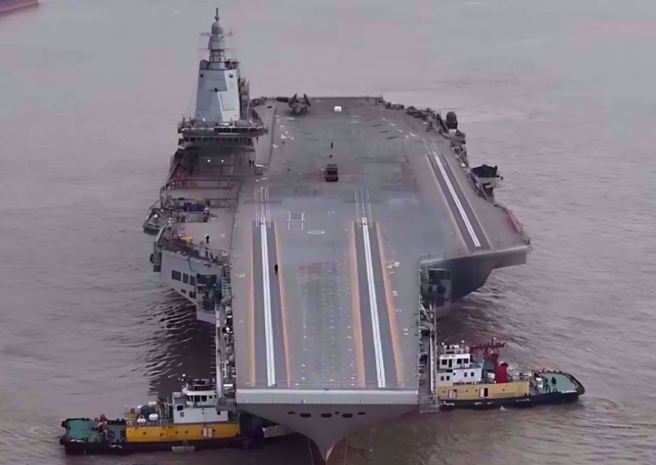 圖為中國大陸福建號航母即將完工時的正面影像。（央視）