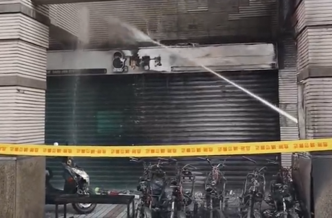 離奇！北市木柵清晨火燒車，騎樓「5機車全毀」。(戴志揚翻攝)