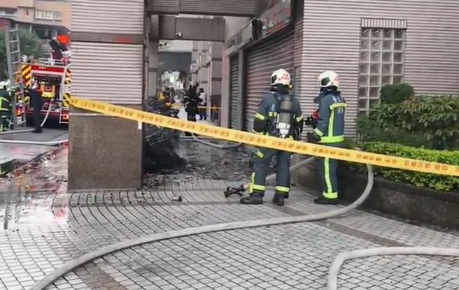 離奇！北市木柵清晨火燒車，騎樓「5機車全毀」。(戴志揚翻攝)