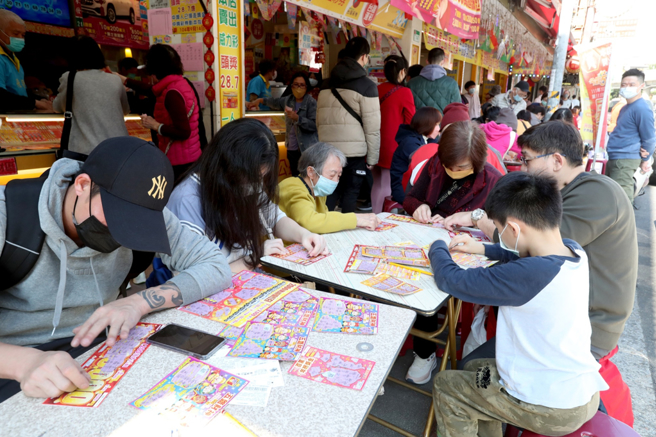 每年过年都热卖的2000元刮刮乐，网友却感嘆中奖很难。(资料照)