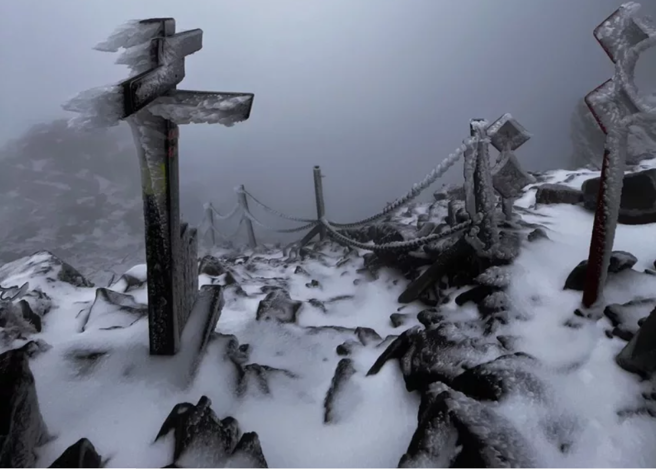 玉山山难！登山队风口遇低温风雪，领队坠300余米深山谷身亡。(玉山国家管理处提供)