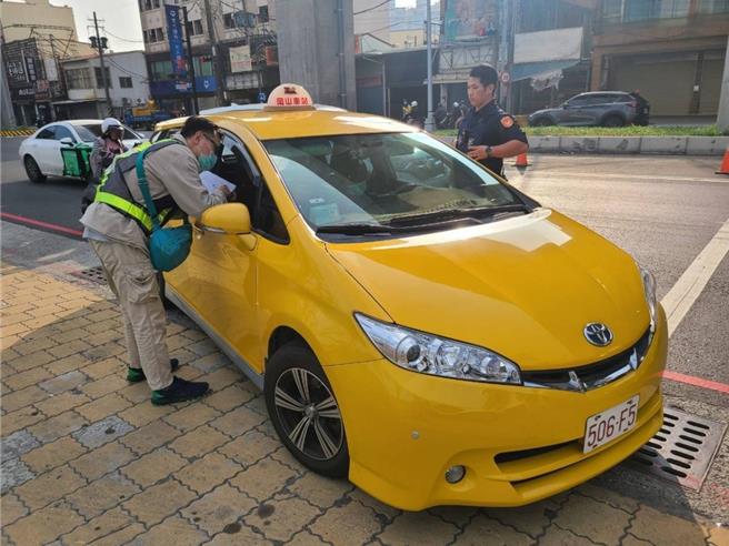 交通局日前会同警察局于冈山火车站与南冈山捷运站等人潮聚集地点联合稽查计程车载客收费状况，并向司机及民眾宣导跳表收费规定。（高市府交通局提供／洪浩轩高雄传真）
