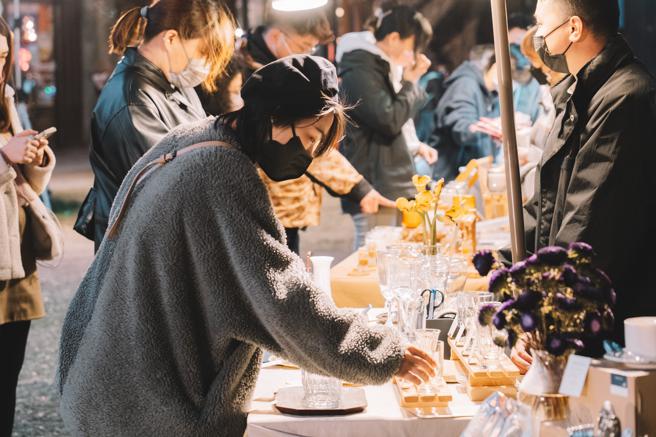駁二小夜埕集結市集、演出好吃又好玩。（圖／高雄市文化局）