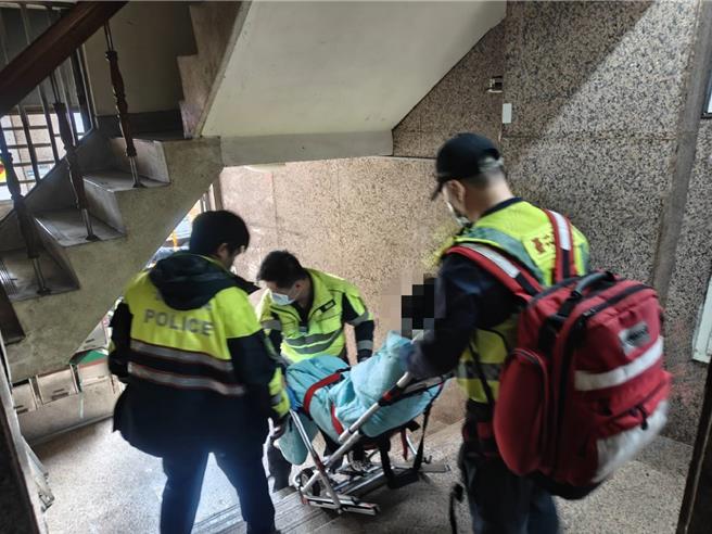 台中市太平區68歲黃姓婦人家有50歲中風且無法行動的兒子，黃婦日前上午外出買年貨未將鑰匙攜出，3個多小時返家卻發現被反鎖屋外，警消急破門救援將黃婦兒子送醫。（民眾提供／潘虹恩台中傳真）