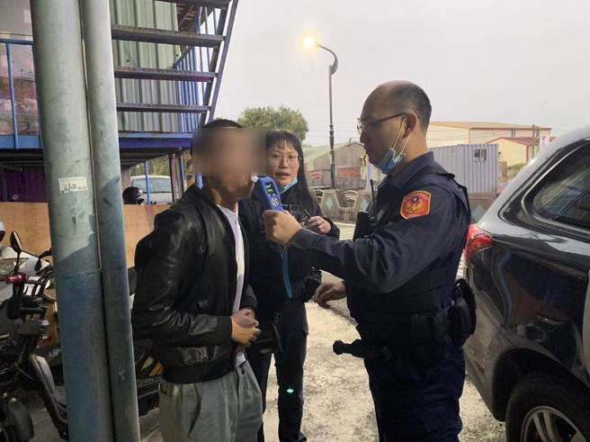 台南移工酒駕遇警棄車逃逸 ，勇警追50公尺當場壓制。(戴志揚翻攝)
