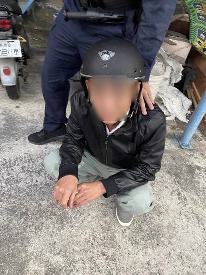 台南移工酒駕遇警棄車逃逸 ，勇警追50公尺當場壓制。(戴志揚翻攝)