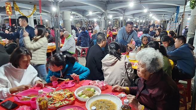 2024年2月11日澎湖縣／另類娘家宴！澎湖辦桌迎春，通樑「圍爐宴」10日晚在大榕樹下席開58桌。（許逸民攝）