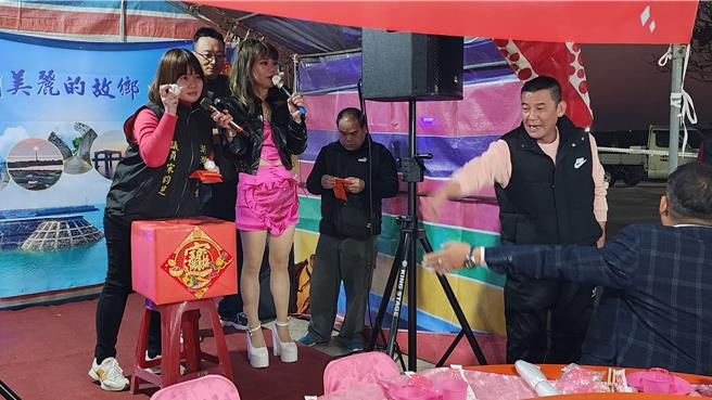 2024年2月11日澎湖縣／另類娘家宴！澎湖辦桌迎春，10日晚的通樑「圍爐宴」，還穿插摸彩餘興等。（許逸民攝）