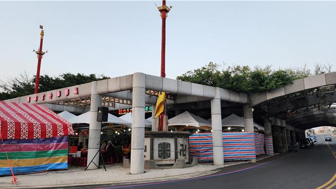 2024年2月11日澎湖縣／另類娘家宴！澎湖辦桌迎春，10日晚（大年初一）的通樑「圍爐宴」，因為風大改選在著名的景點通樑大榕樹下搭棚辦桌。（許逸民攝）