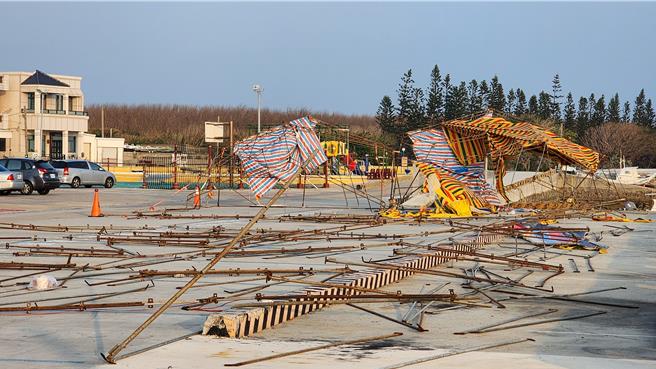 2024年2月11日澎湖縣／另類娘家宴！澎湖辦桌迎春，10日晚（大年初一）的通樑「圍爐宴」，原本選在活動中心旁碼頭上的停車場空地搭棚，卻因不敵風大，遮棚都被吹壞，才改到通樑大榕樹下。（許逸民攝）