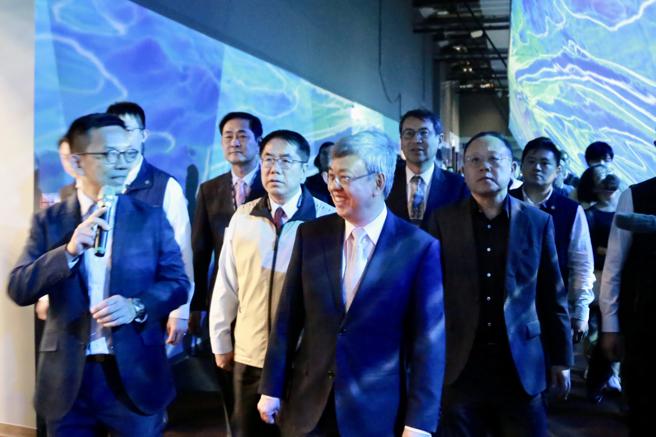 市長黃偉哲與閣揆陳建仁視察台史博展覽。（圖／台南市政府）