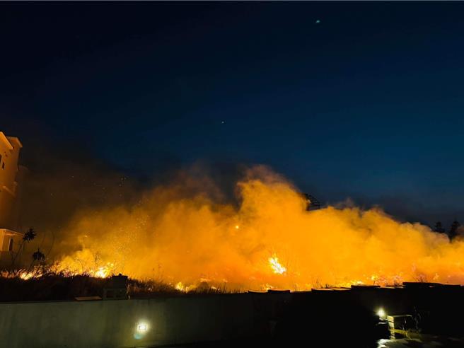 過年沖天炮放過頭引祝融，10日年初一晚澎湖爆燒草火警，烈火熊熊，差點就燒到一旁住宅。（澎湖消防局提供／許逸民澎湖傳真）