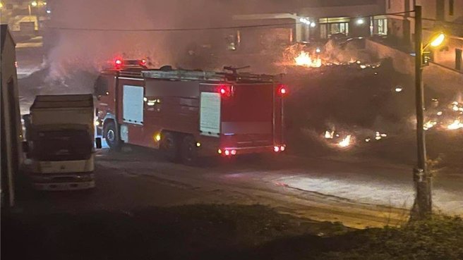 過年沖天炮放過頭引祝融，10日年初一晚澎湖爆燒草火警，差點就燒到一旁住宅，還好警消及時撲滅。（澎湖消防局提供／許逸民澎湖傳真）